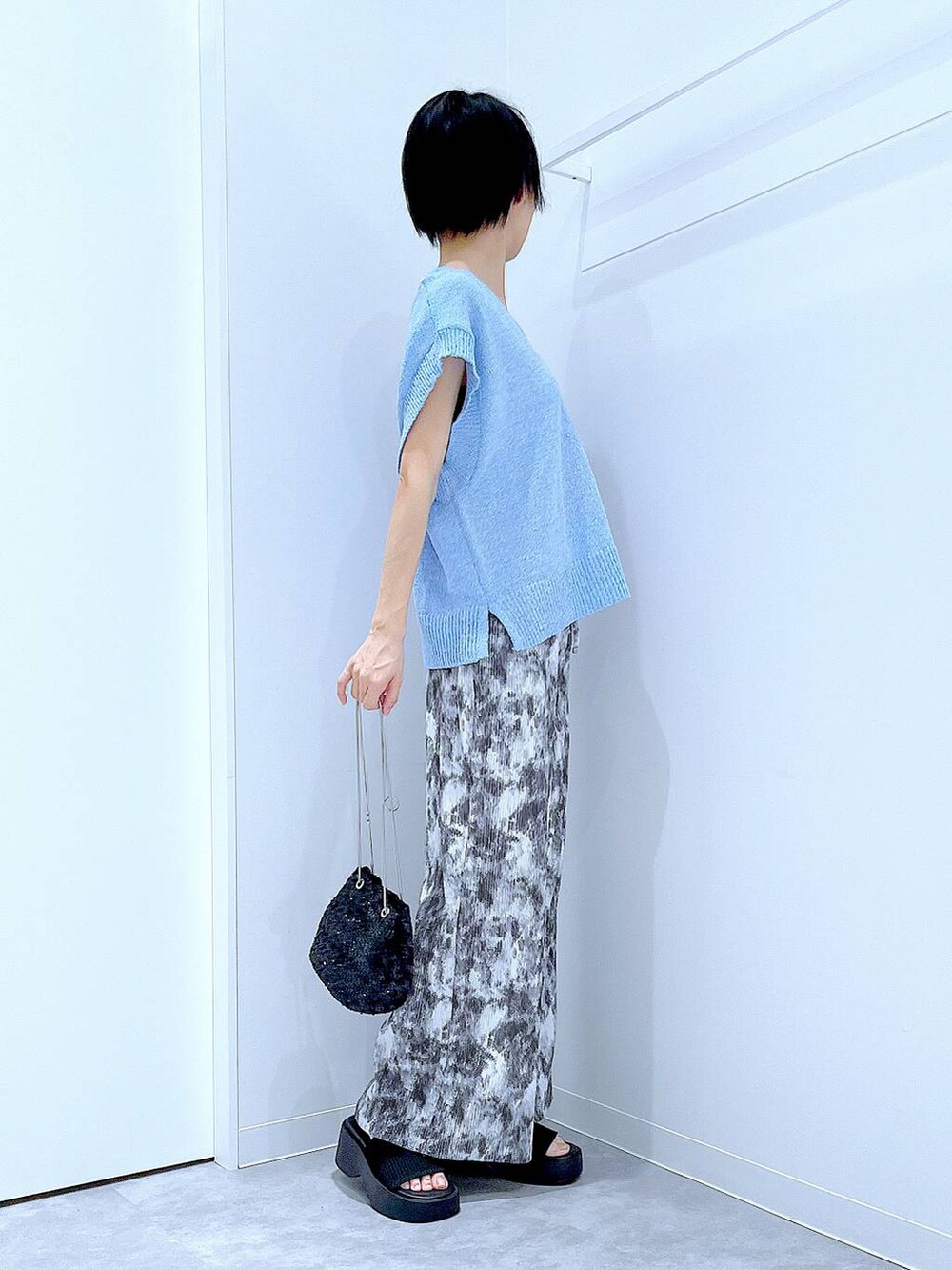 ブラック系のサンダル、ブラック系のショルダーバッグ、グレー系のその他パンツを着用したレディースの夏コーディネートの4枚目の写真