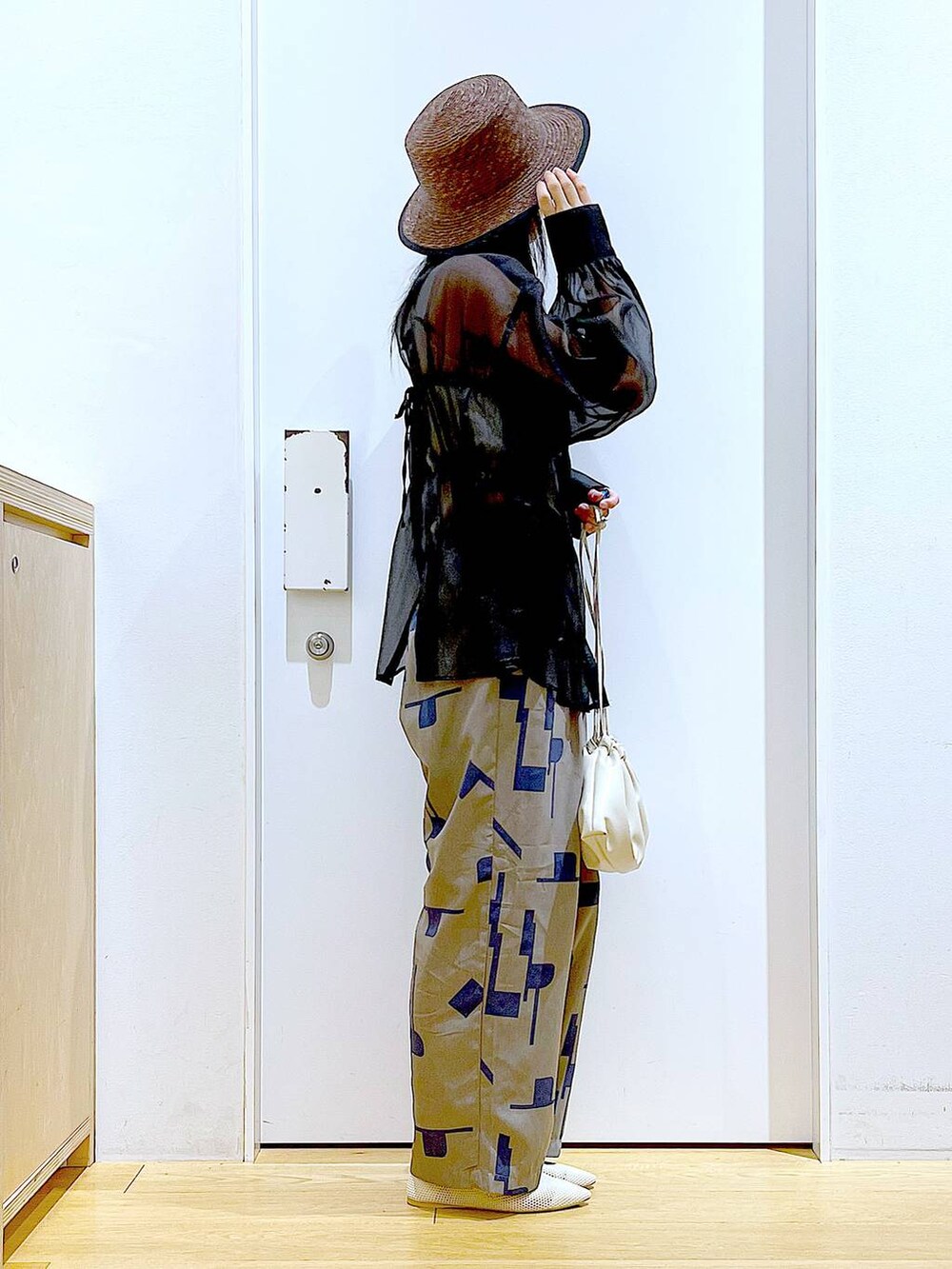 グレー系のその他パンツ、ブラック系のシャツ/ブラウス、ベージュ系のショルダーバッグを着用したレディースの春コーディネートの4枚目の写真