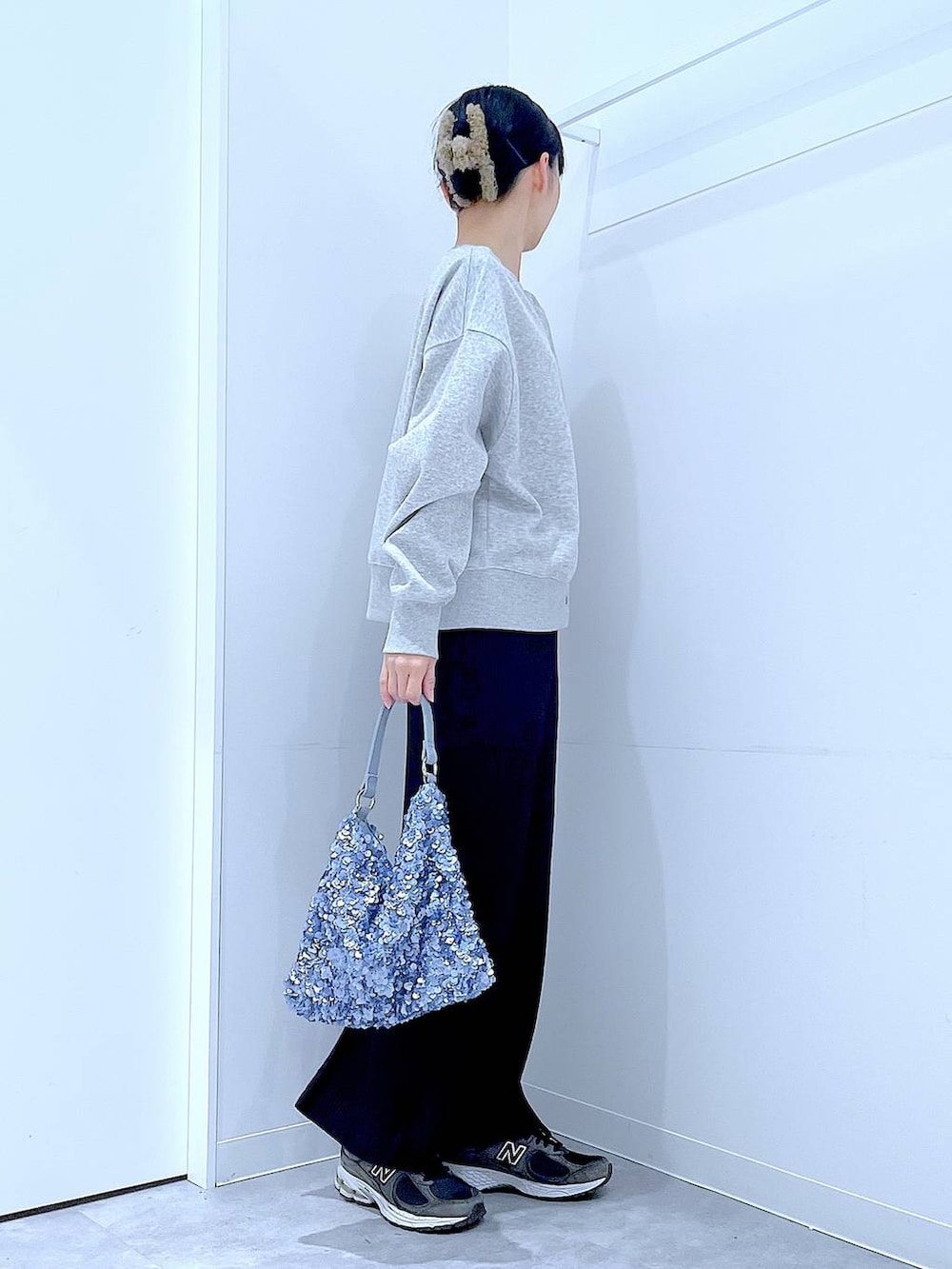 グレー系のカーディガン/ボレロ、ブルー系のショルダーバッグ、ブラック系のスカートを着用したレディースの春コーディネートの4枚目の写真