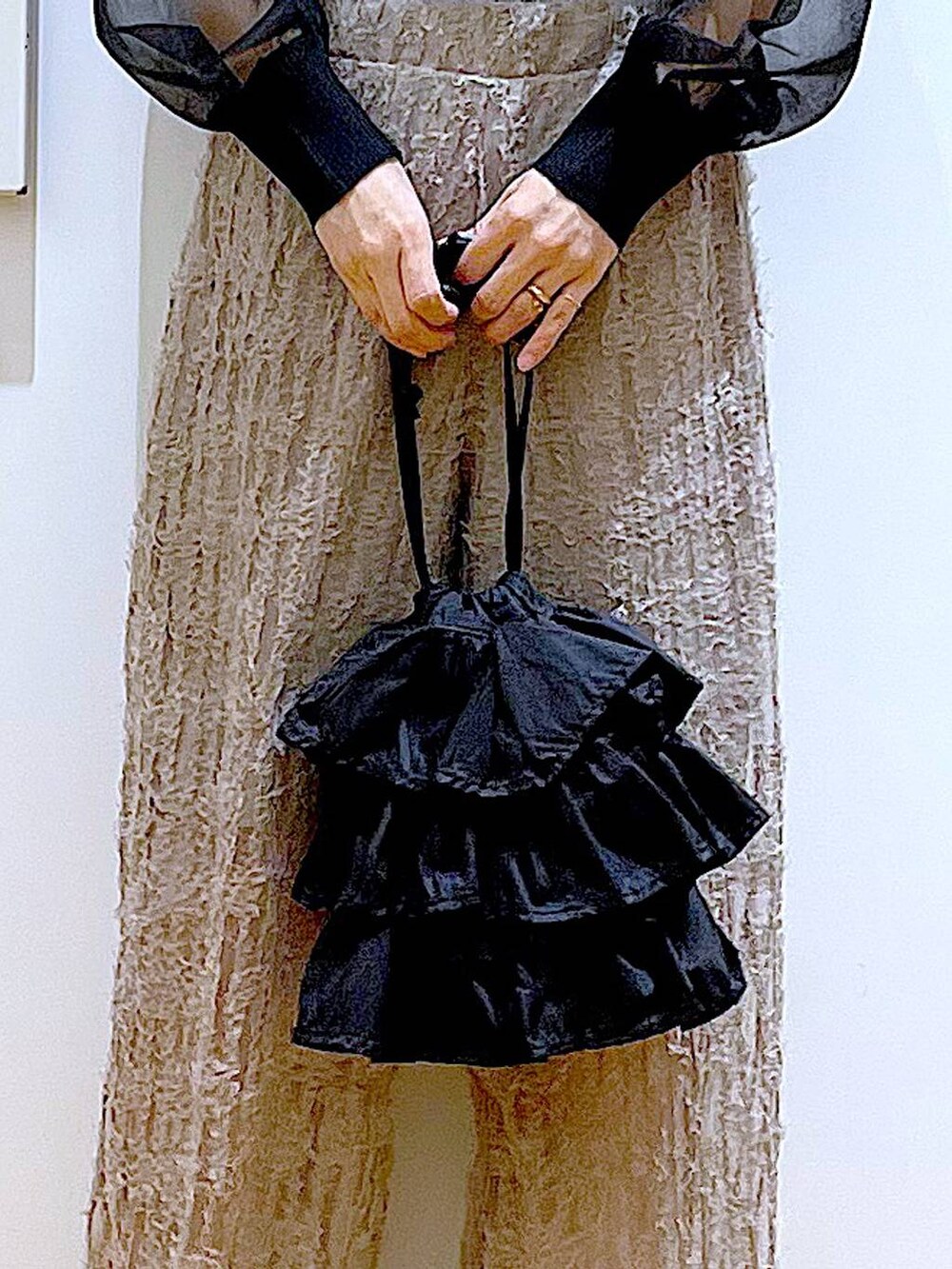 ブラック系のショルダーバッグ、ブラック系のサンダル、ブラック系のカーディガン/ボレロを着用したレディースの夏コーディネートの9枚目の写真