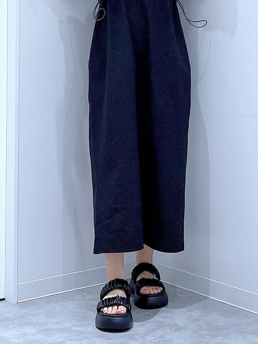 ブラック系のサンダル、ブラック系のワンピース、グリーン系のトートバッグを着用したレディースの夏コーディネートの8枚目の写真