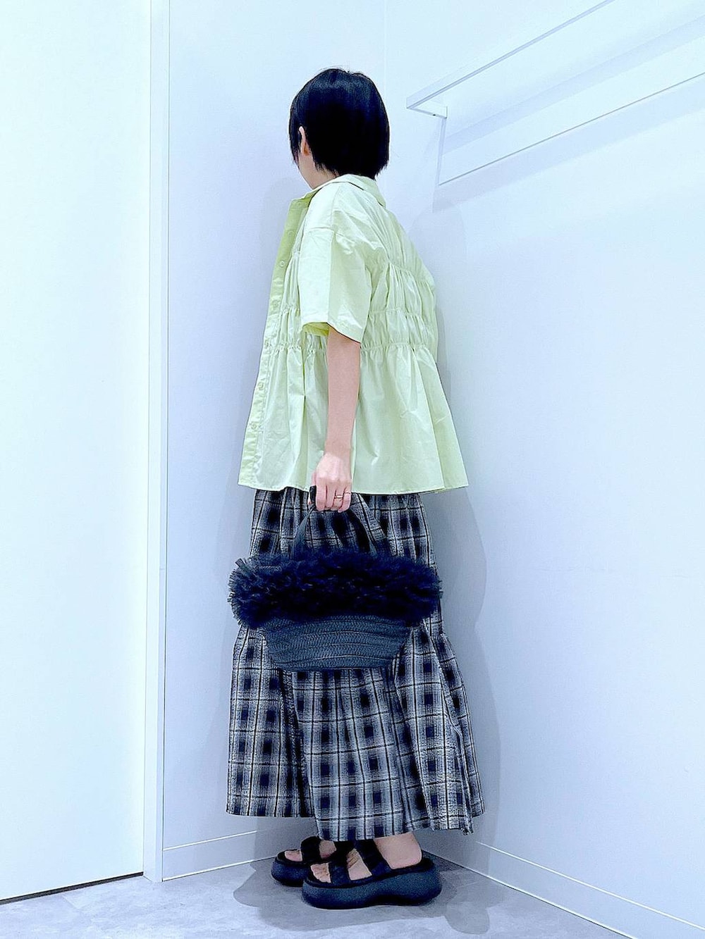 「リラックス、若見え、ゆったり、休日コーデ、骨格ウェーブ、LAKOLE、シャツ、ワンピース、カジュアル、チェック、カジュアルコーデ、夏コーデ、楽ちんコーデ、体型カバー、ショルダーバッグ」｜「LAKOLEの2WAYペーパーチュールコンビショルダーバッグ / 286384（ショルダーバッグ、ブラック系）」を使った、あおき@LAKOLE海老名さん（レディース・156cm）の夏コーディネートの3枚目の写真
