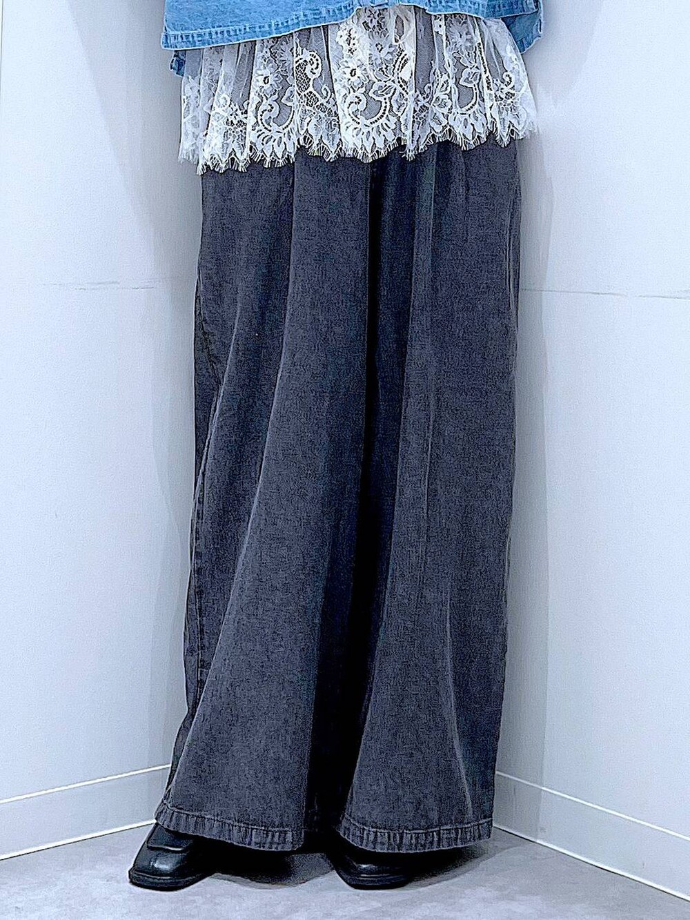 ブラック系のブーツ、ブルー系のシャツ/ブラウス、ブルー系のショルダーバッグを着用したレディースの春コーディネートの8枚目の写真