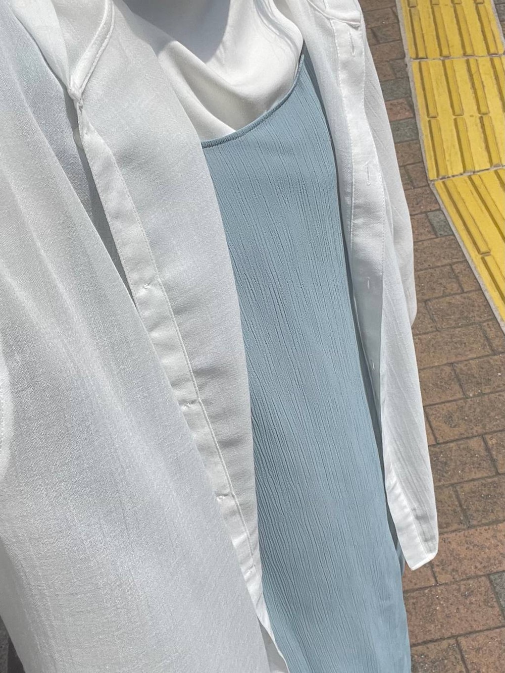 ホワイト系のサンダル、ホワイト系のTシャツ/カットソー、ホワイト系のシャツ/ブラウスを着用したレディースの春コーディネートの5枚目の写真