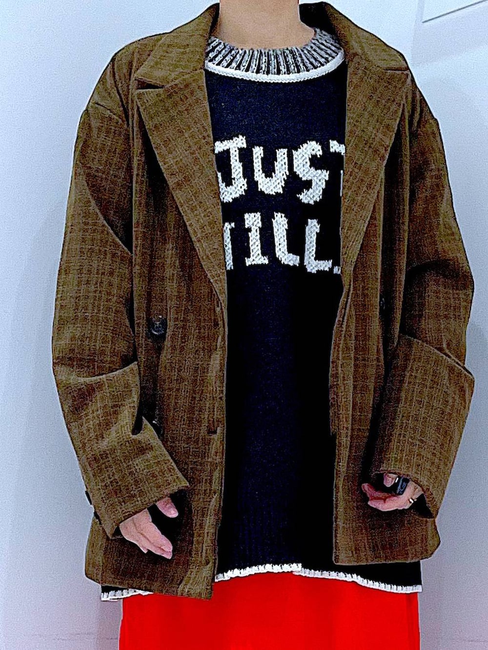 レッド系のスカート、ブラック系のブーツ、ブラック系のショルダーバッグを着用したレディースの冬コーディネートの7枚目の写真