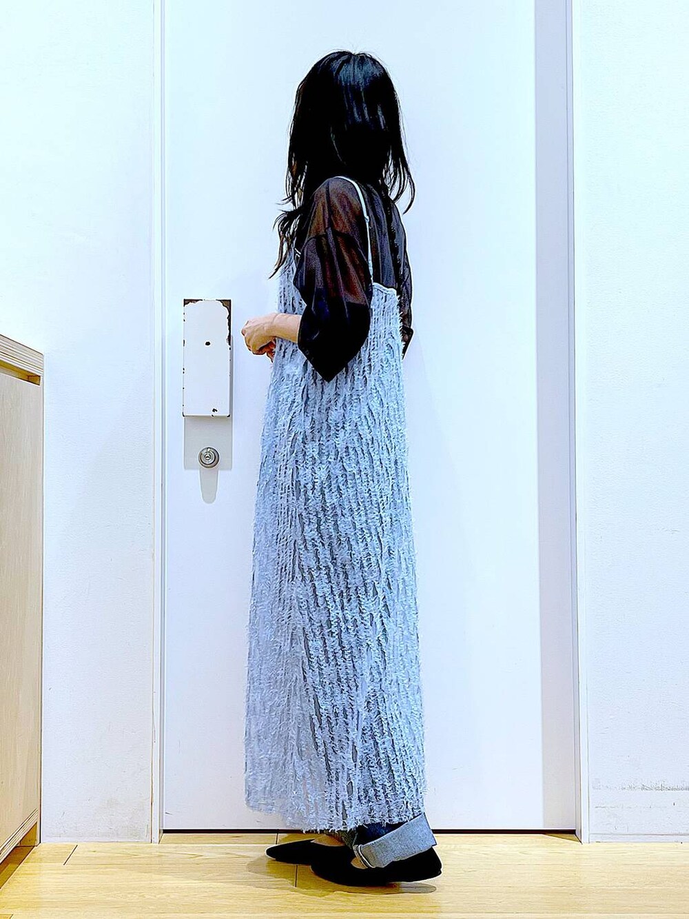 グレー系のニット/セーター、ブルー系のワンピース、ブラック系のパンプスを着用したレディースの春コーディネートの3枚目の写真