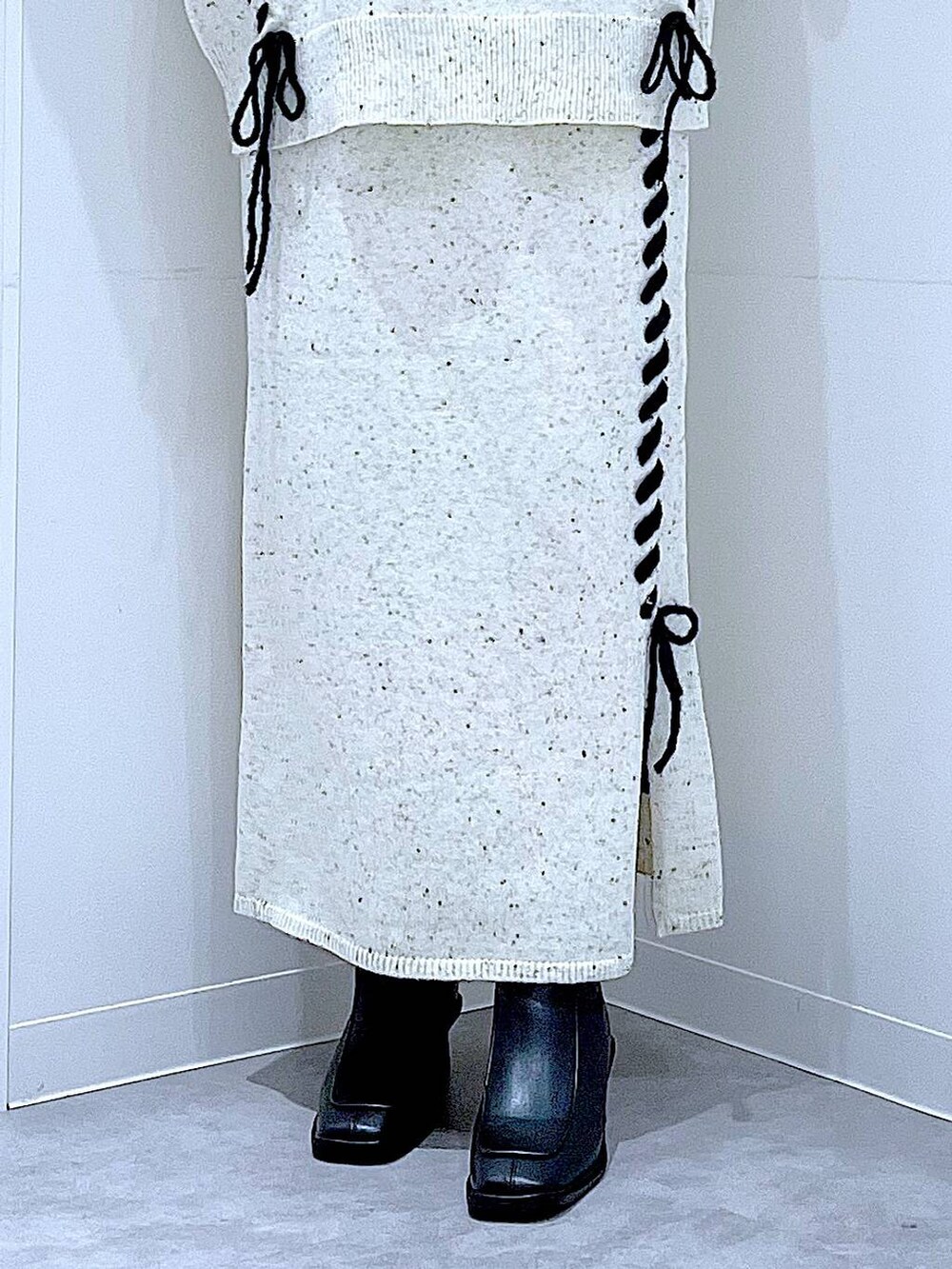 ブルー系のショルダーバッグ、ホワイト系のニット/セーター、ベージュ系のスカートを着用したレディースの秋コーディネートの8枚目の写真