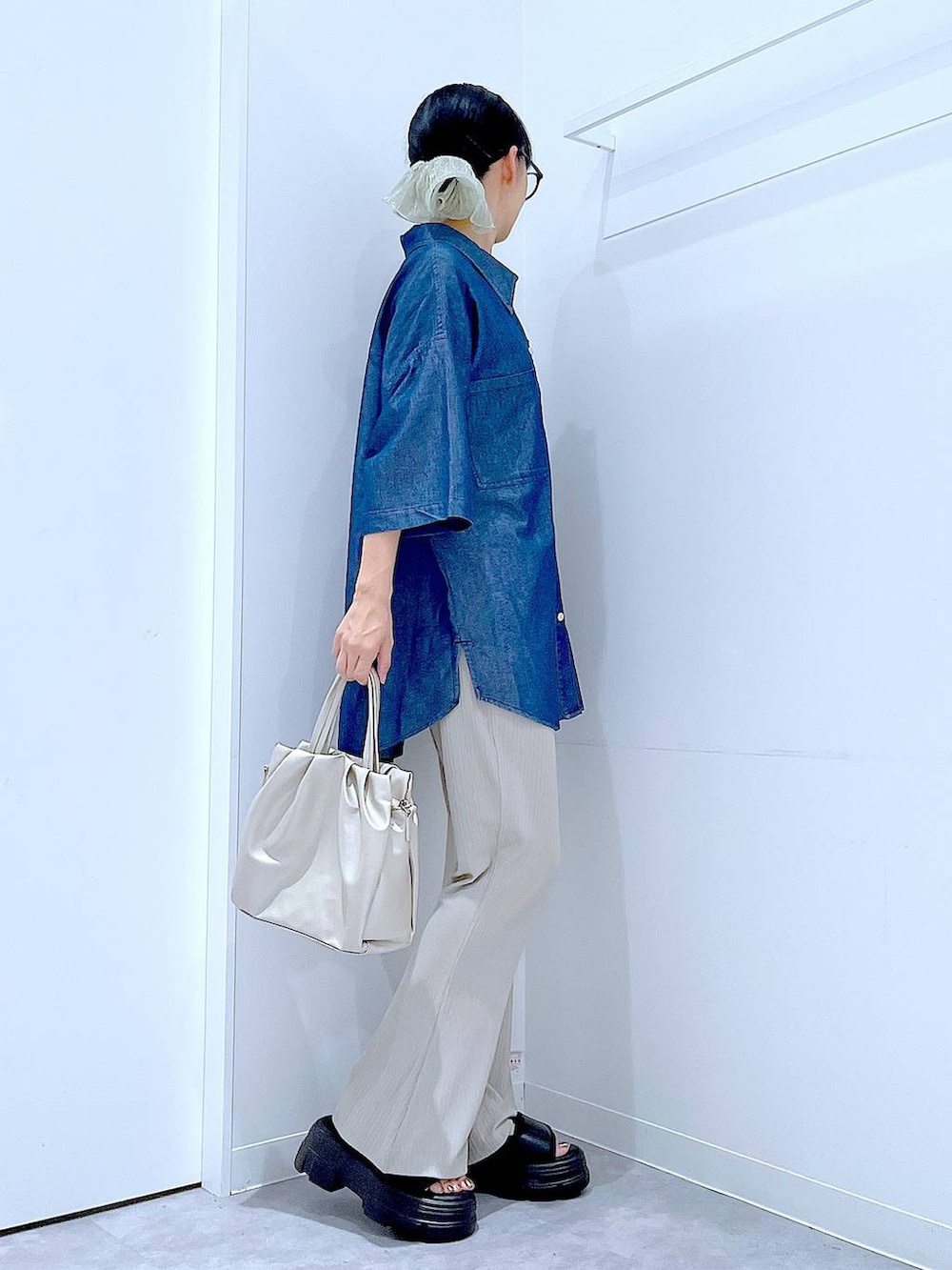 ベージュ系のその他パンツ、ブラック系のサンダル、ブルー系のシャツ/ブラウスを着用したレディースの夏コーディネートの4枚目の写真