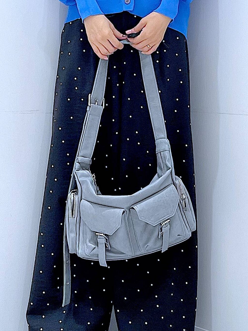 その他のその他パンツ、グレー系のショルダーバッグ、ブラック系のサンダルを着用したレディースの夏コーディネートの9枚目の写真