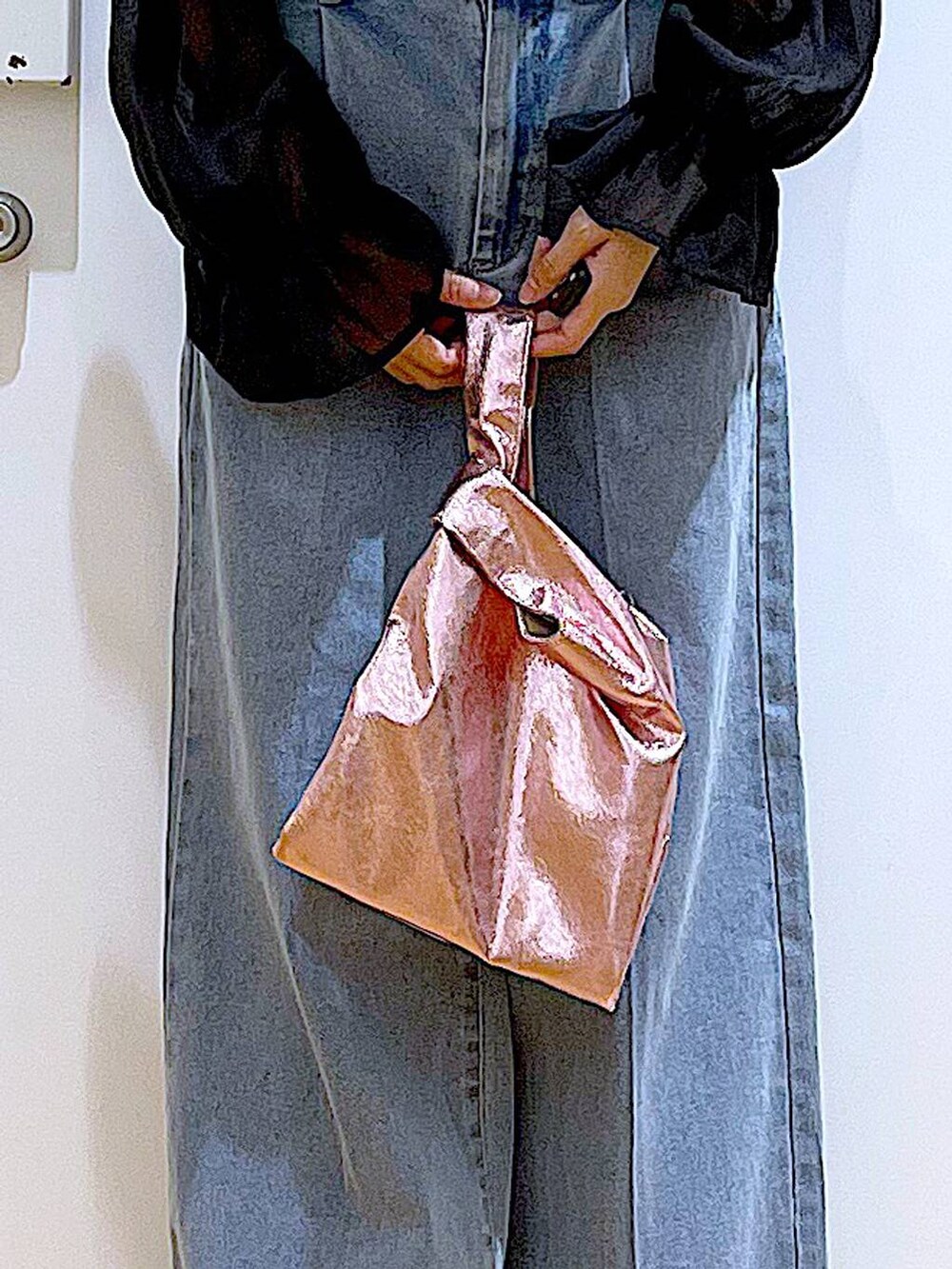 ブルー系のデニムパンツ、ピンク系のショルダーバッグ、その他のパンプスを着用したレディースの春コーディネートの9枚目の写真