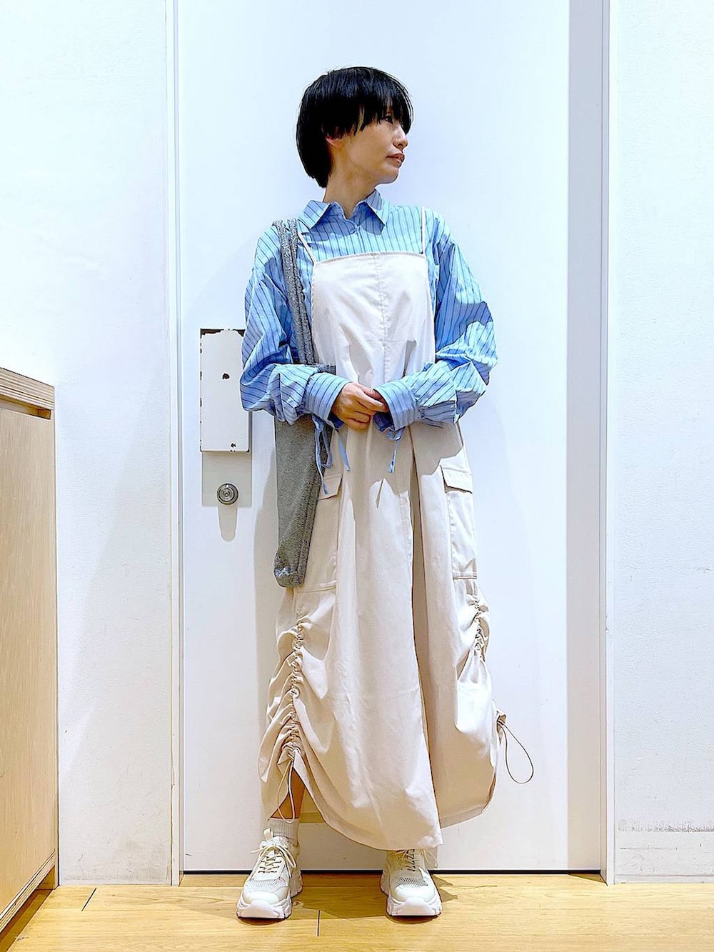 「若見え、ゆったり、休日コーデ、骨格ウェーブ、LAKOLE、キャミワンピース、ワンピース、春コーデ、シャツ、ストライプシャツ、カジュアル、春色、トートバッグ、スニーカー、楽ちんコーデ」｜「LAKOLEのラメニットトートバッグ / 111758（トートバッグ、その他）」を使った、あおき@LAKOLE海老名さん（レディース・156cm）の冬コーディネートの2枚目の写真