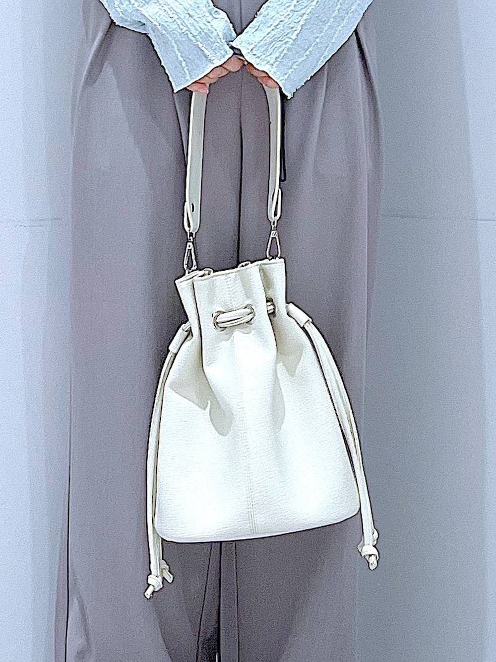 ホワイト系のショルダーバッグ、グレー系のサロペット/オーバーオール、その他のサングラスを着用したレディースの春コーディネートの9枚目の写真