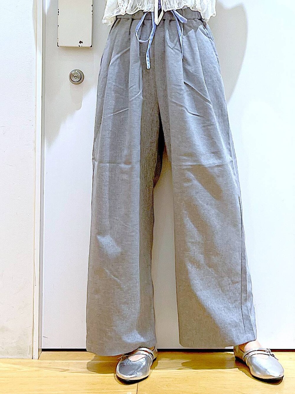 ホワイト系のハンドバッグ、シルバー系のパンプス、グレー系のTシャツ/カットソーを着用したレディースの秋コーディネートの8枚目の写真