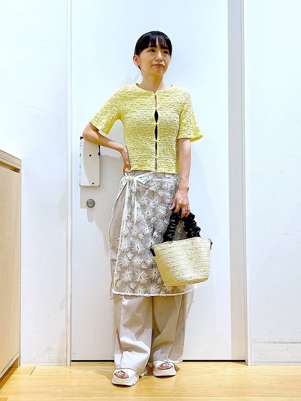 ホワイト系のサンダル、ホワイト系のショルダーバッグ、ホワイト系のスカートを着用したレディースの夏コーディネートの2枚目の写真