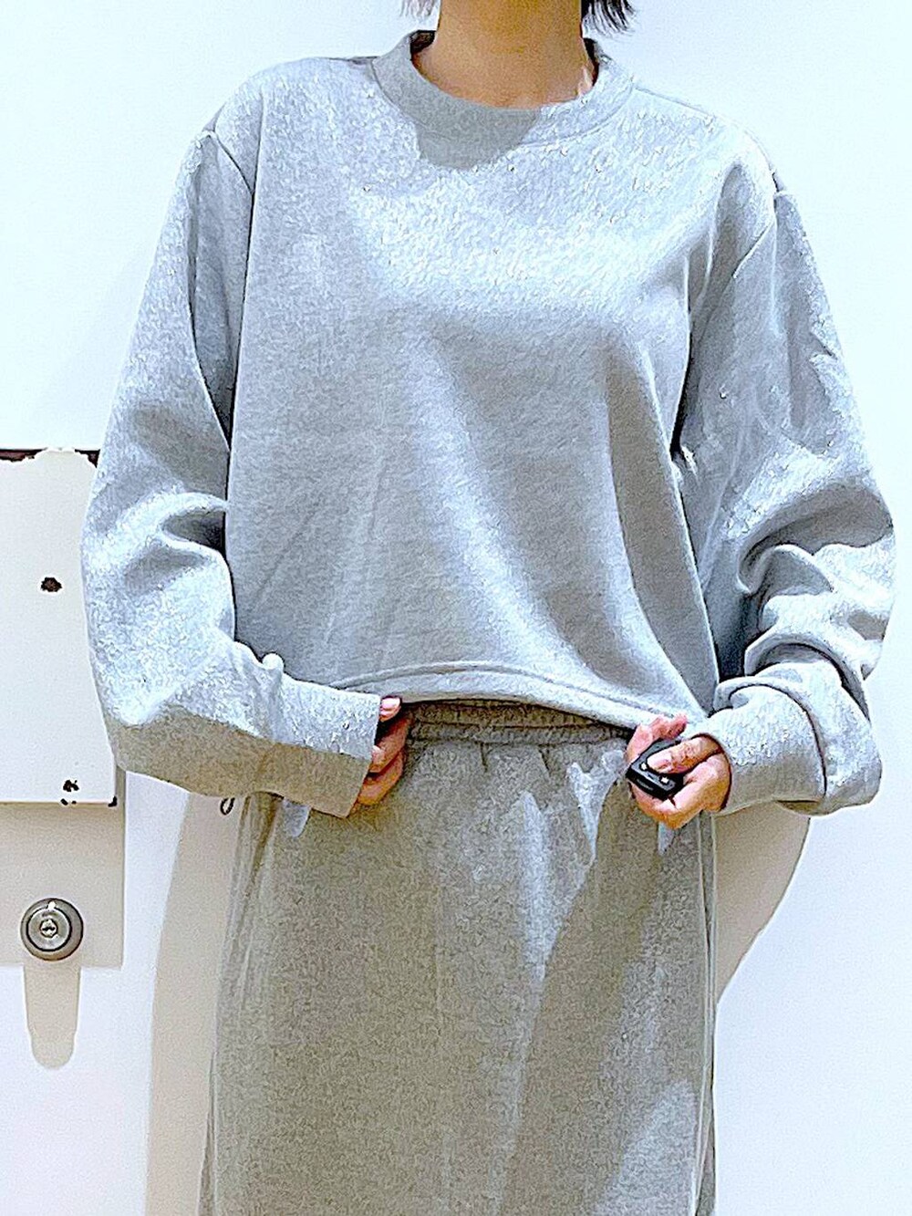 ブラック系のブーツ、ブルー系のトートバッグ、グレー系のスウェットを着用したレディースの冬コーディネートの7枚目の写真