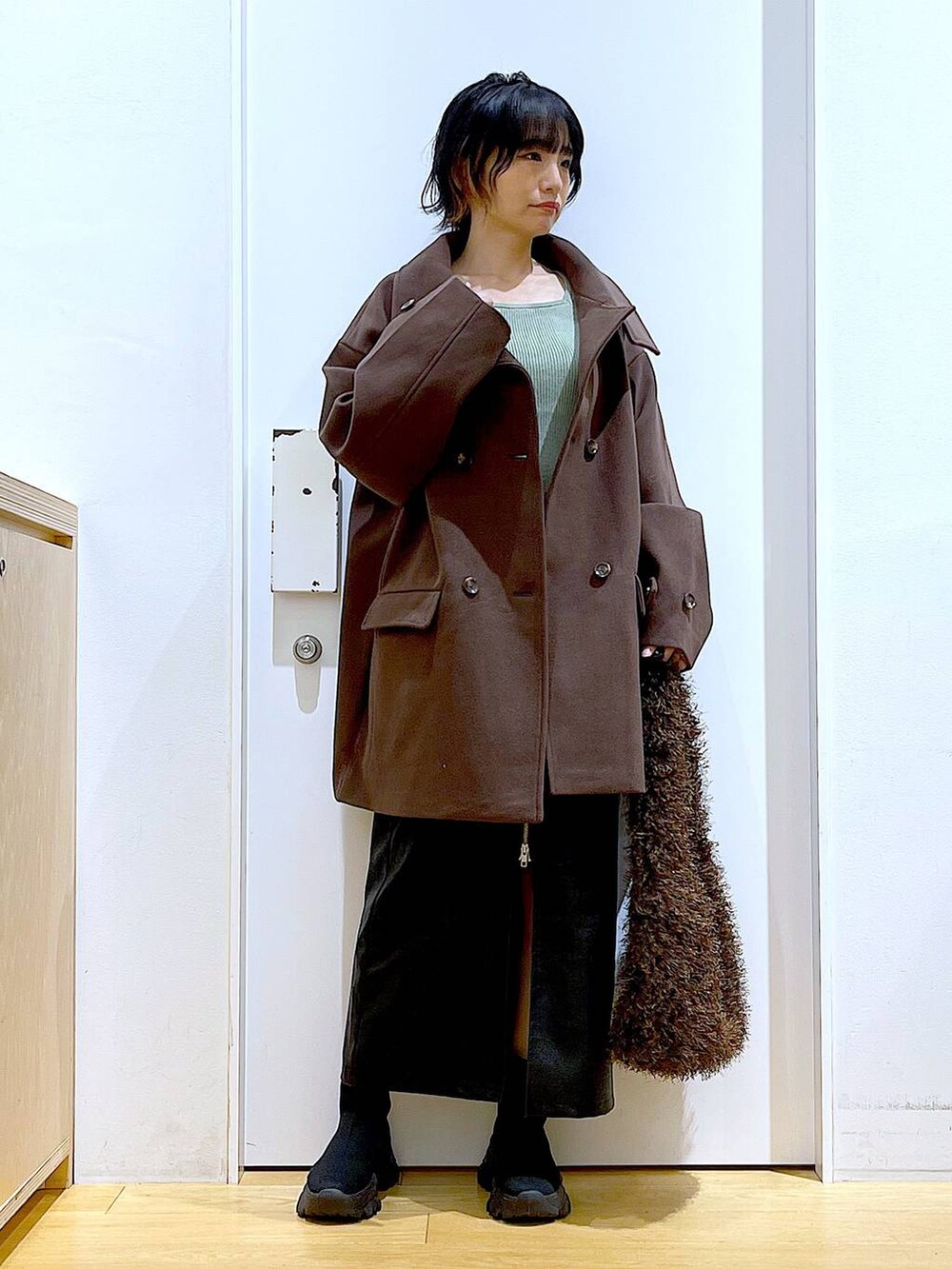 「リラックス、若見え、ゆったり、休日コーデ、骨格ウェーブ、LAKOLE、ウーリーテック、コート、冬コーデ、アウター、カジュアル、ニット、スカート、差し色コーデ、おでかけ」｜「LAKOLEのウーリーテックミドルコート / 116702（ステンカラーコート、ブラウン系）」を使った、あおき@LAKOLE海老名さん（レディース・156cm）の冬コーディネートの2枚目の写真