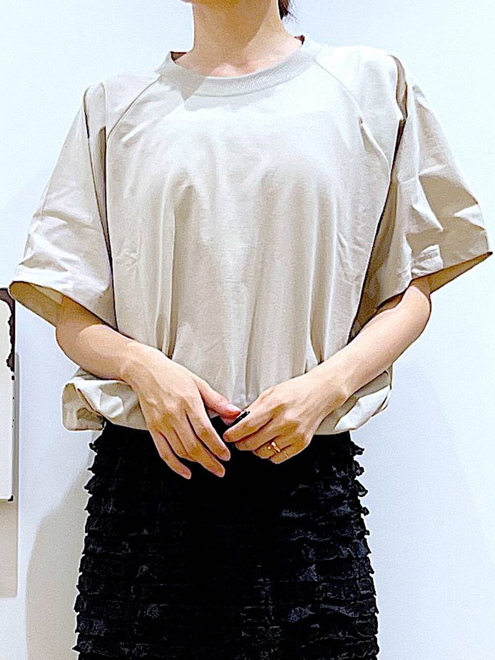 ブラック系のサンダル、グレー系のTシャツ/カットソー、ブラック系のショルダーバッグを着用したレディースの夏コーディネートの7枚目の写真