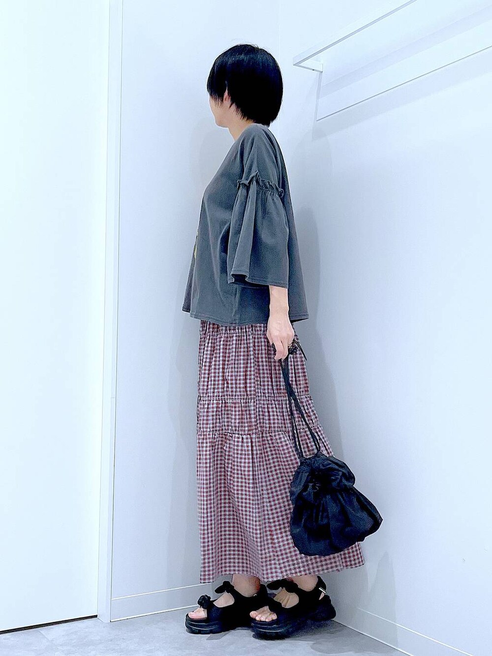 ブラック系のサンダル、ブラック系のショルダーバッグ、グレー系のTシャツ/カットソーを着用したレディースの夏コーディネートの3枚目の写真