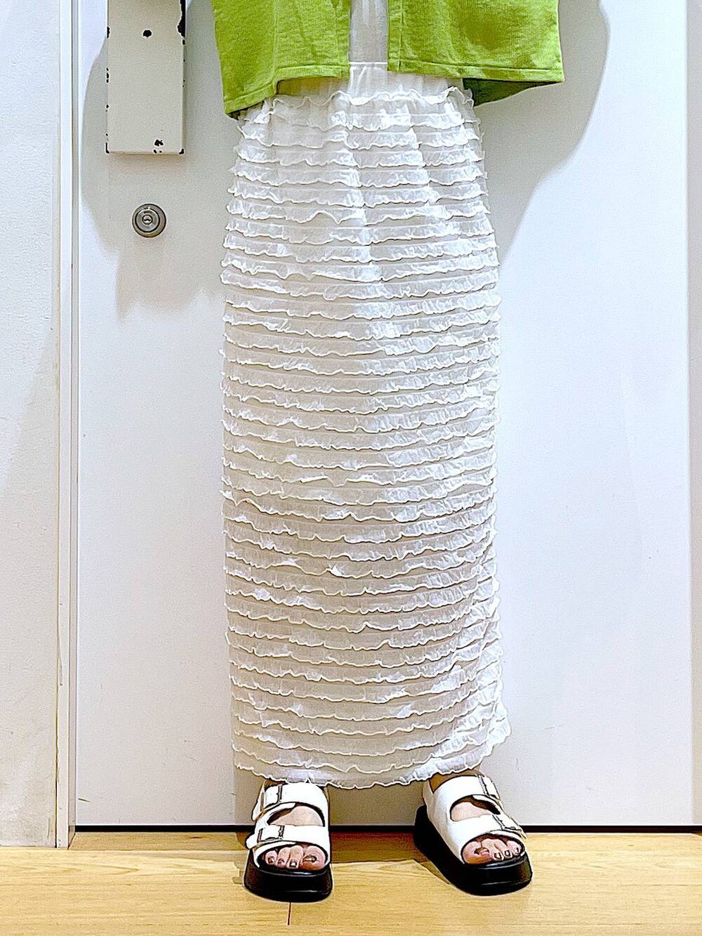 ホワイト系のサンダル、シルバー系のトートバッグ、ホワイト系のスカートを着用したレディースの秋コーディネートの8枚目の写真