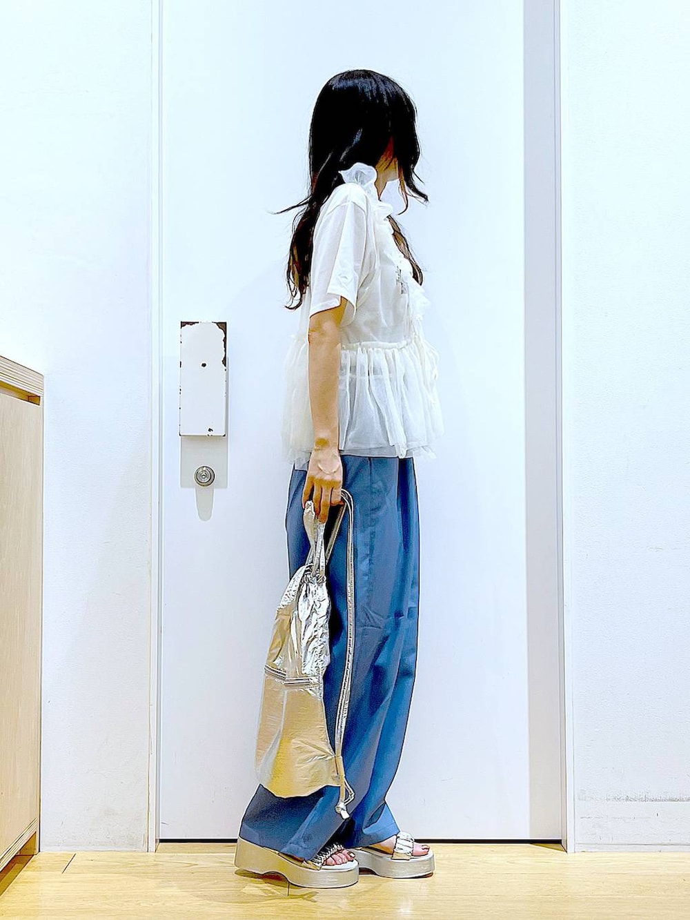 シルバー系のバックパック/リュック、ホワイト系のTシャツ/カットソー、シルバー系のサンダルを着用したレディースの夏コーディネートの4枚目の写真