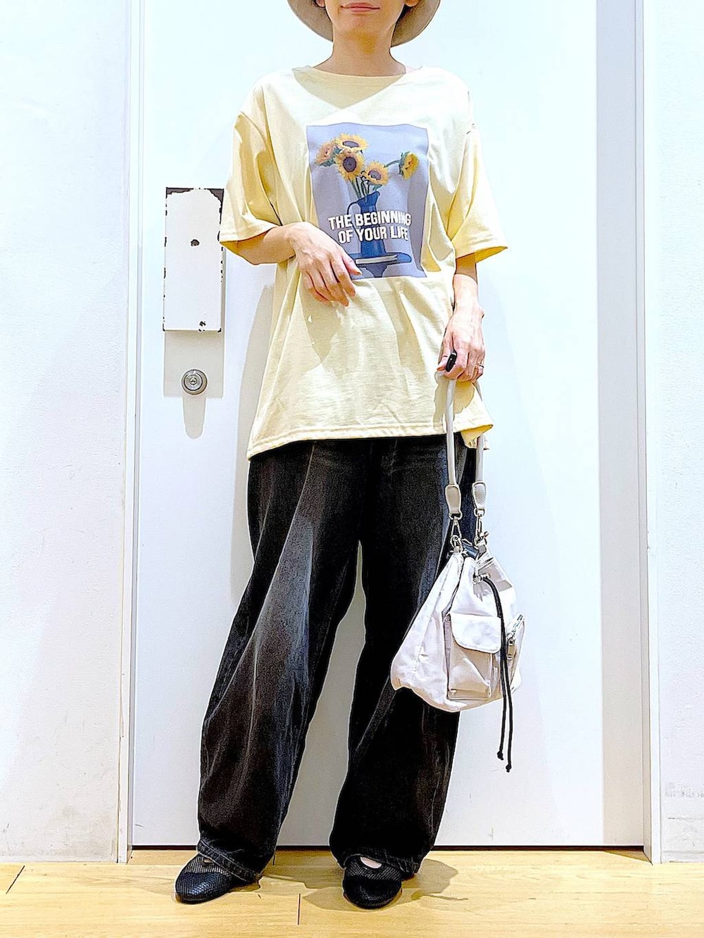「リラックス、若見え、ゆったり、休日コーデ、骨格ウェーブ、LAKOLE、デニムパンツ、カジュアルコーデ、Tシャツ、巾着バッグ、ショルダーバッグ、おでかけ、ハット、夏コーデ、シンプルコーデ」｜「LAKOLEのカーブデニムパンツ / 134482（デニムパンツ、ブラック系）」を使った、あおき@LAKOLE海老名さん（レディース・156cm）の夏コーディネートの6枚目の写真