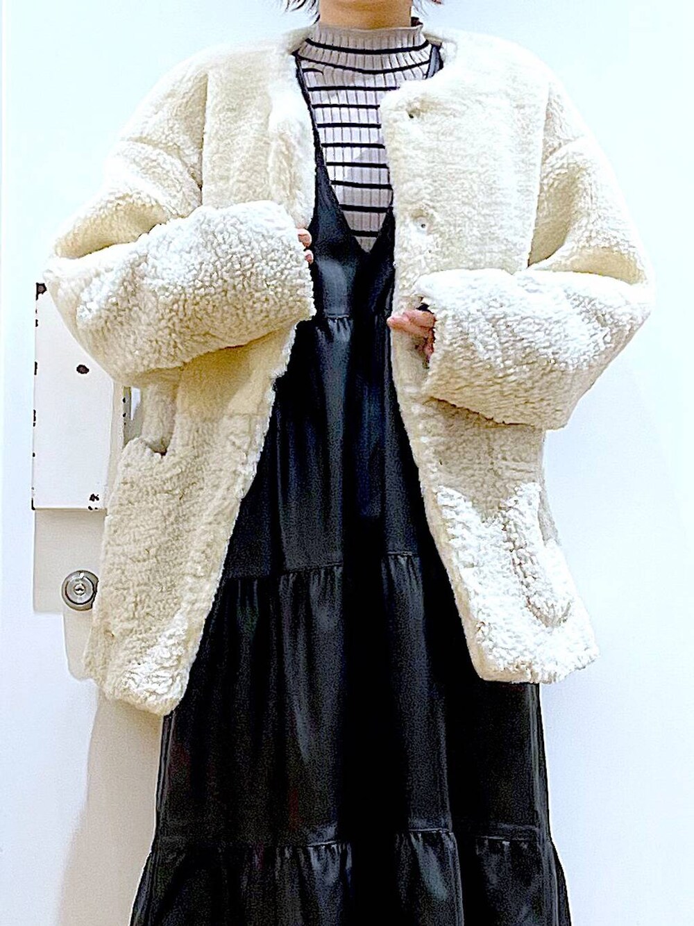 その他のニット/セーター、ピンク系のショルダーバッグ、ブラック系のブーツを着用したレディースの冬コーディネートの7枚目の写真