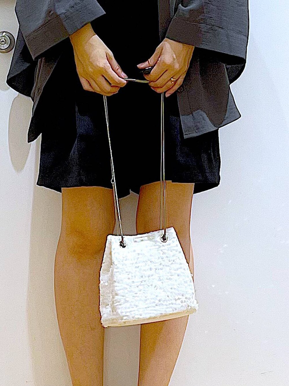 ブラック系のその他パンツ、シルバー系のパンプス、グレー系のシャツ/ブラウスを着用したレディースの秋コーディネートの9枚目の写真