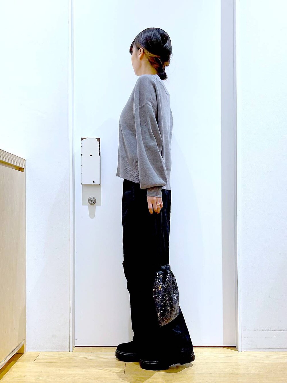 ブラック系のショルダーバッグ、ブラック系のブーツ、ブラック系のその他パンツを着用したレディースの冬コーディネートの3枚目の写真