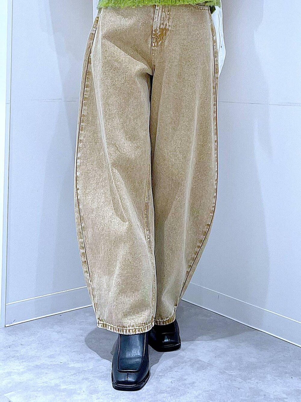 ベージュ系のデニムパンツ、ホワイト系のブルゾン、ブラック系のブーツを着用したレディースの冬コーディネートの8枚目の写真