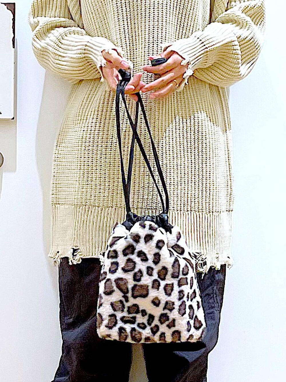 ブラック系のブーツ、その他のショルダーバッグ、ブラック系のカーゴパンツを着用したレディースの冬コーディネートの9枚目の写真