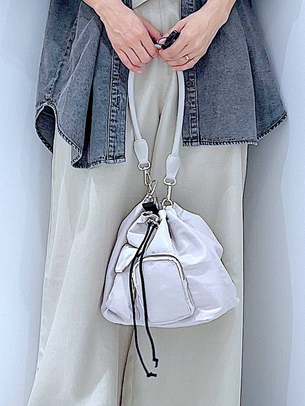 ブラック系のサンダル、グレー系のショルダーバッグ、ブラック系のシャツ/ブラウスを着用したレディースの夏コーディネートの9枚目の写真