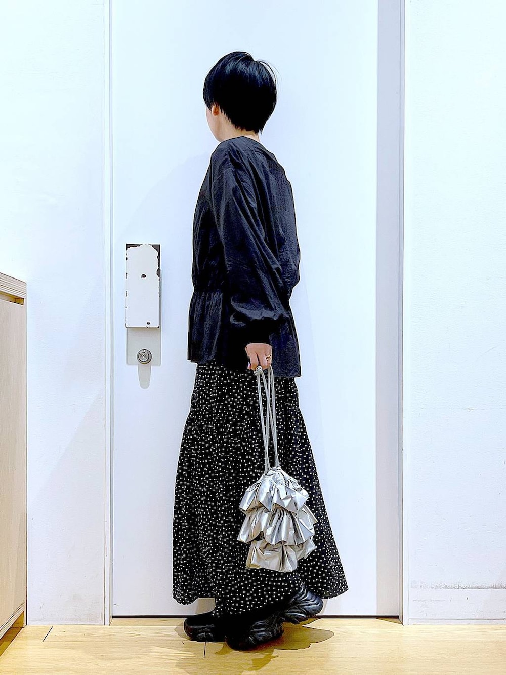 「リラックス、若見え、ゆったり、休日コーデ、骨格ウェーブ、LAKOLE、スカート、ショルダーバッグ、ブーツ、きれいめカジュアル、ワントーン、ブラックコーデ、春コーデ、楽ちんコーデ、体型カバー」｜「LAKOLEのニットスニーカーソールブーツ / 140064（ブーツ、ブラック系）」を使った、あおき@LAKOLE海老名さん（レディース・156cm）の春コーディネートの3枚目の写真