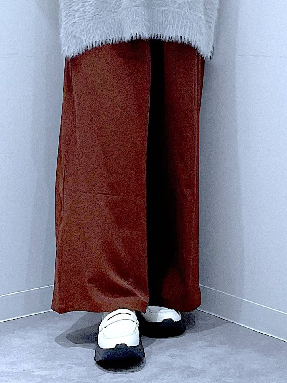 ホワイト系のTシャツ/カットソー、ホワイト系のローファー、グレー系のベストを着用したレディースの秋コーディネートの8枚目の写真