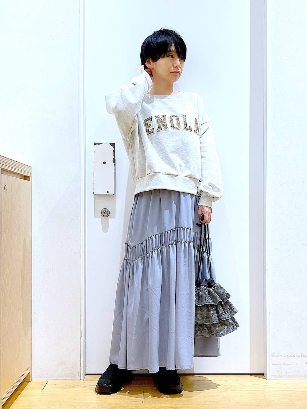 「リラックス、若見え、ゆったり、休日コーデ、骨格ウェーブ、LAKOLE、スカート、スウェット、楽ちんコーデ、ブーツ、巾着バッグ、カジュアルコーデ、春コーデ、ワンマイル」｜「LAKOLEのニットスニーカーソールブーツ / 140064（ブーツ、ブラック系）」を使った、あおき@LAKOLE海老名さん（レディース・156cm）の春コーディネートの2枚目の写真