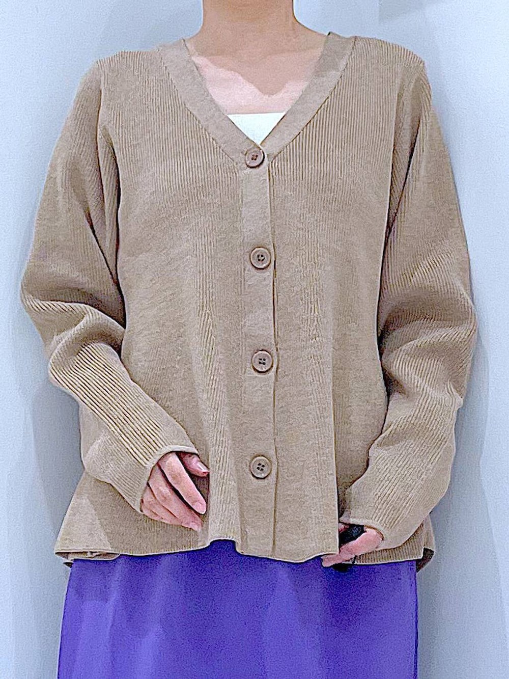 ベージュ系のカーディガン/ボレロ、パープル系のスカート、ブラウン系のショルダーバッグを着用したレディースの秋コーディネートの7枚目の写真