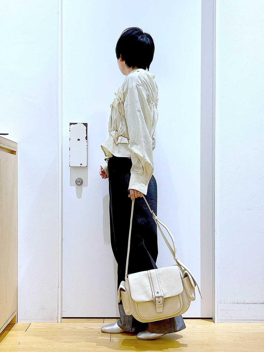 「リラックス、若見え、ゆったり、休日コーデ、骨格ウェーブ、LAKOLE、デニムパンツ、シャツ、ストライプシャツ、春コーデ、春色、フラットシューズ、パンプス、ショルダーバッグ、おでかけ」｜「LAKOLEの【卒入式／オケージョンにも】スクエアギャザーフラットパンプス / 286480（パンプス、シルバー系）」を使った、あおき@LAKOLE海老名さん（レディース・156cm）の冬コーディネートの3枚目の写真