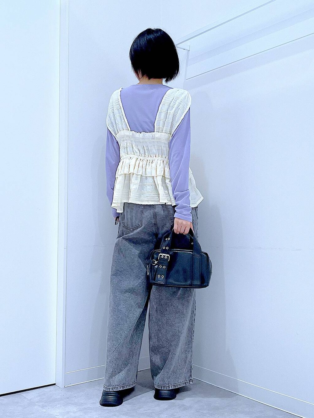 パープル系のTシャツ/カットソー、ブラック系のローファー、ブラック系のショルダーバッグを着用したレディースの秋コーディネートの5枚目の写真