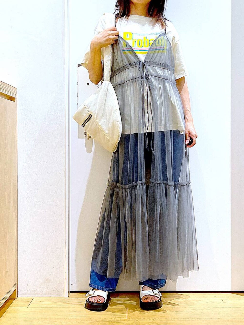 ブルー系のデニムパンツ、グレー系のワンピース、ベージュ系のTシャツ/カットソーを着用したレディースの夏コーディネートの6枚目の写真