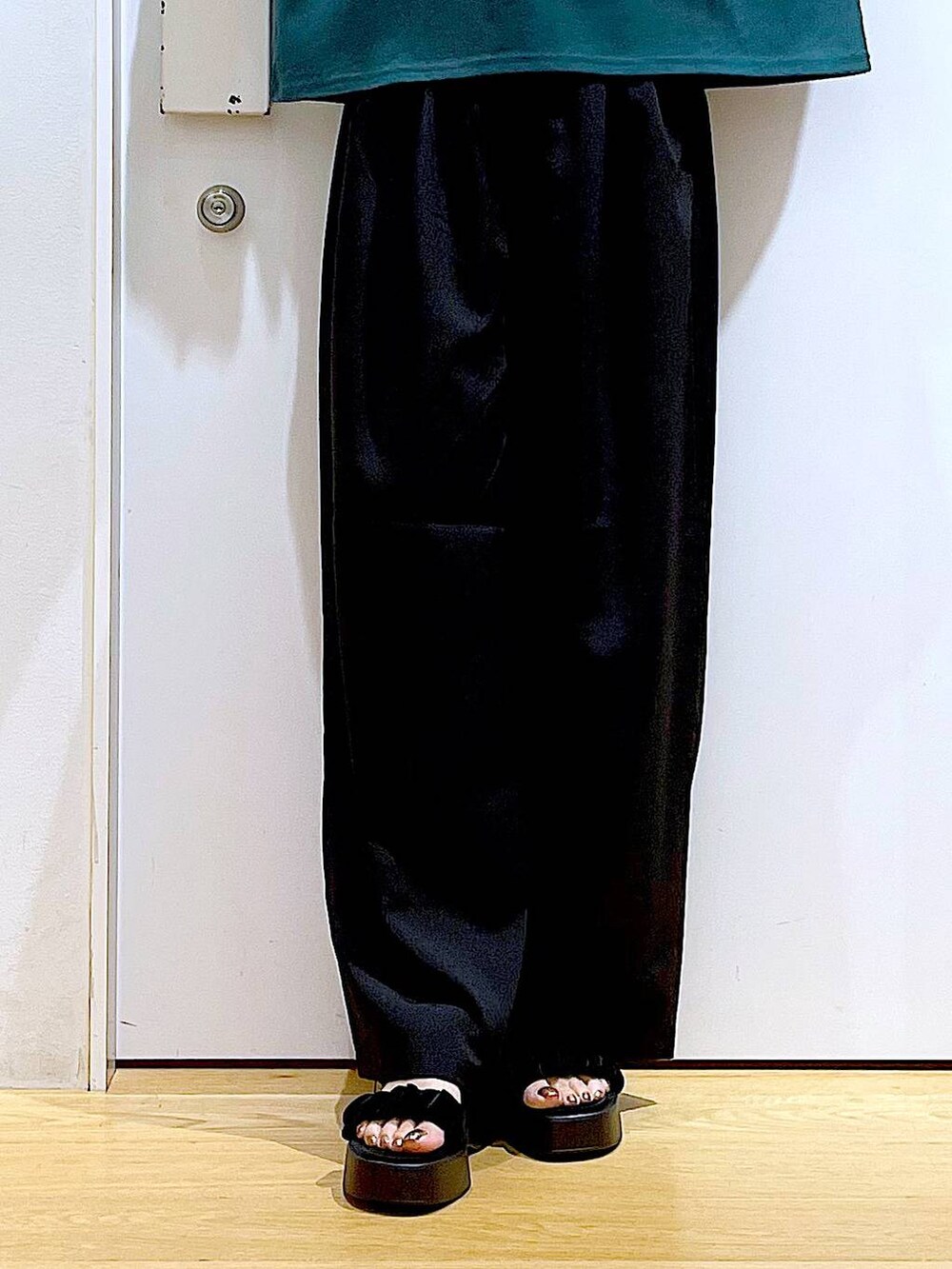 シルバー系のトートバッグ、ブラック系のサンダル、ブラック系のその他パンツを着用したレディースの夏コーディネートの8枚目の写真