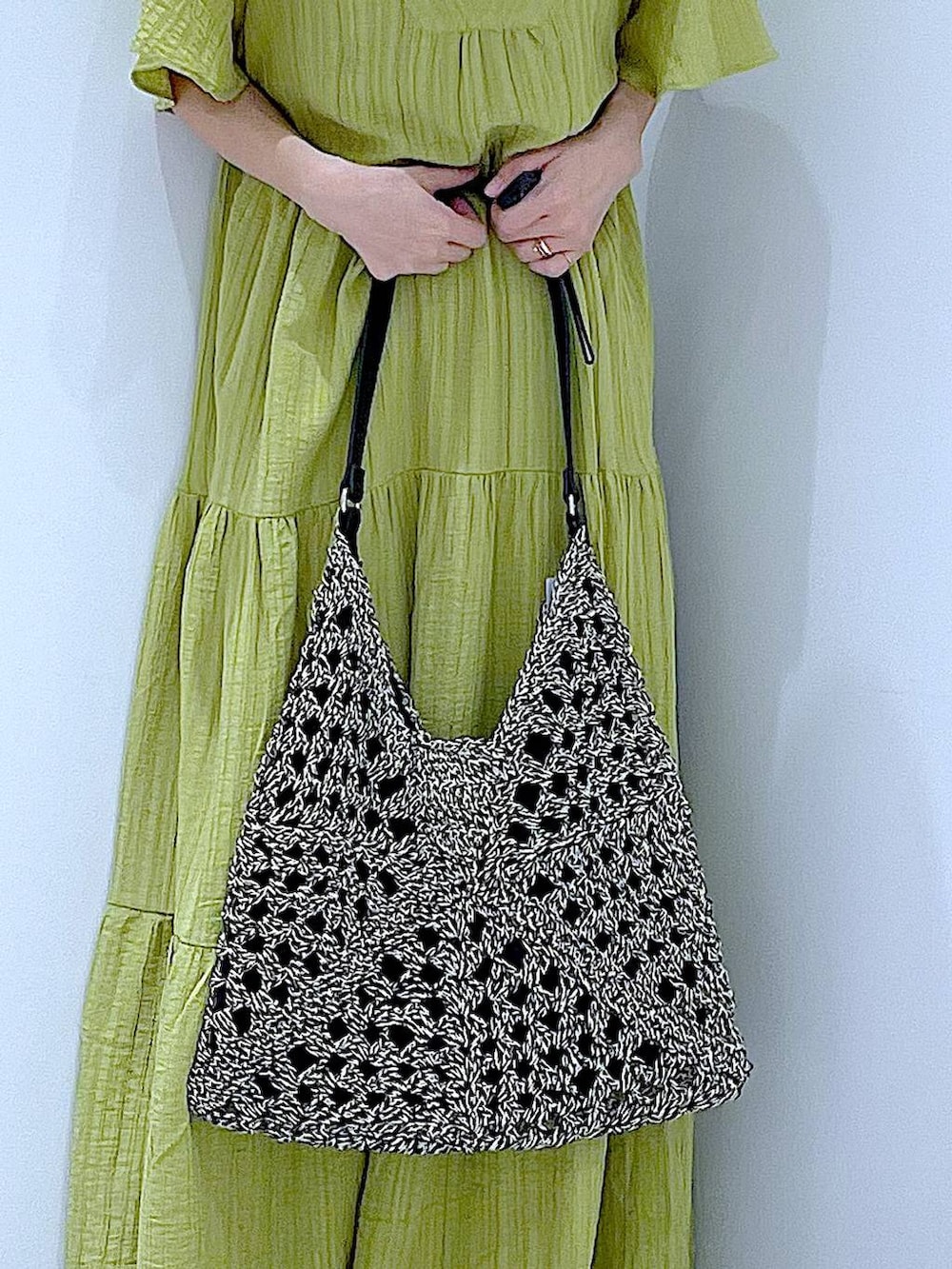 ブラック系のトートバッグ、ブラック系のサンダル、グリーン系のワンピースを着用したレディースの夏コーディネートの9枚目の写真