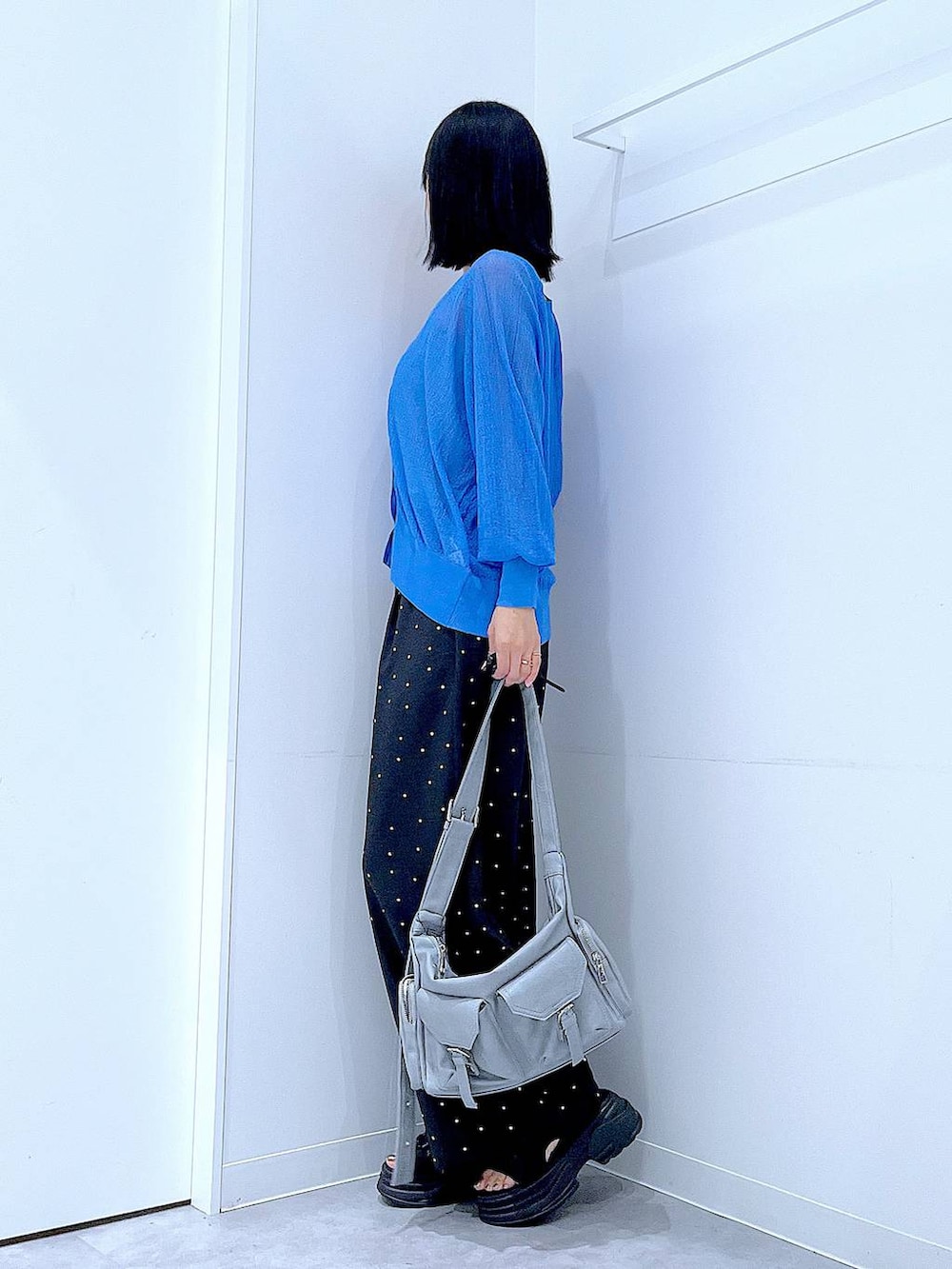 その他のその他パンツ、グレー系のショルダーバッグ、ブラック系のサンダルを着用したレディースの夏コーディネートの3枚目の写真