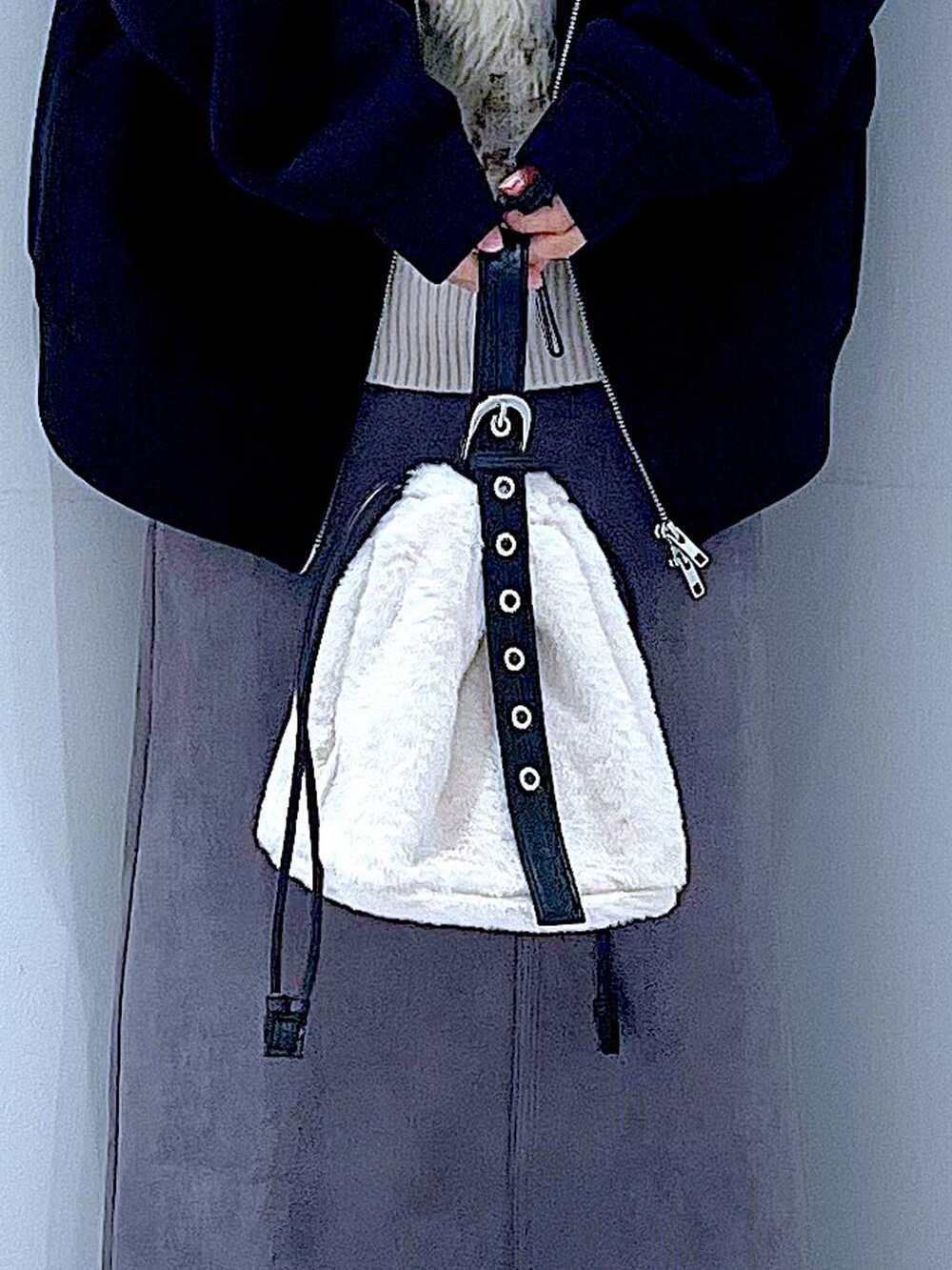 ホワイト系のハンドバッグ、ブラック系のブーツ、グレー系のスカートを着用したレディースの冬コーディネートの9枚目の写真