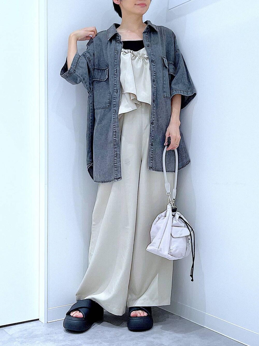 ブラック系のサンダル、グレー系のショルダーバッグ、ブラック系のシャツ/ブラウスを着用したレディースの夏コーディネートの6枚目の写真