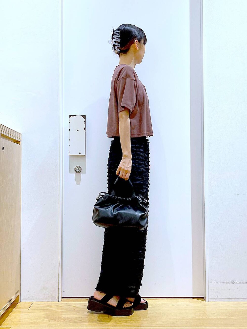 レッド系のワンピース、ブラック系のサンダル、ブラック系のショルダーバッグを着用したレディースの夏コーディネートの4枚目の写真