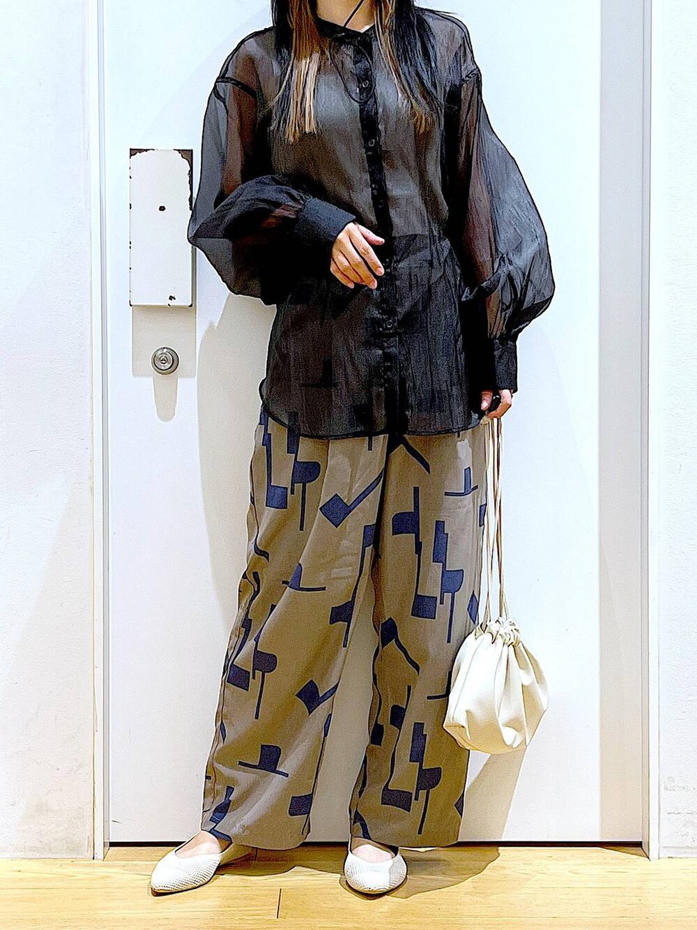 グレー系のその他パンツ、ブラック系のシャツ/ブラウス、ベージュ系のショルダーバッグを着用したレディースの春コーディネートの6枚目の写真