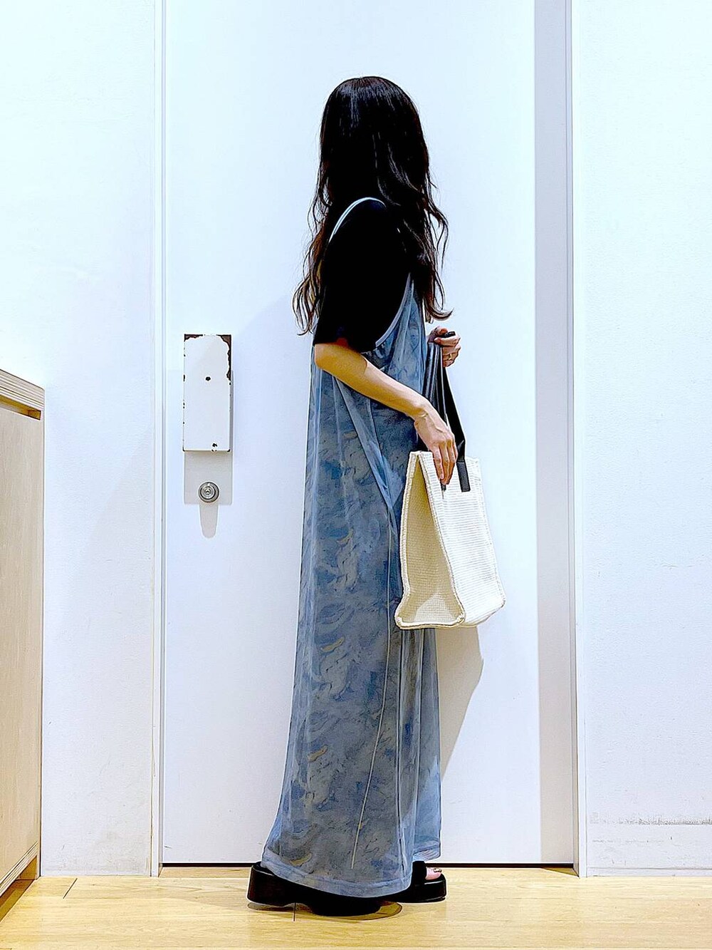 ブラック系のサンダル、ブラック系のその他パンツ、ホワイト系のトートバッグを着用したレディースの夏コーディネートの4枚目の写真