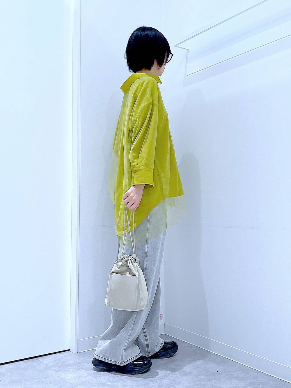 ブラック系のローファー、ベージュ系のショルダーバッグ、イエロー系のシャツ/ブラウスを着用したレディースの秋コーディネートの4枚目の写真