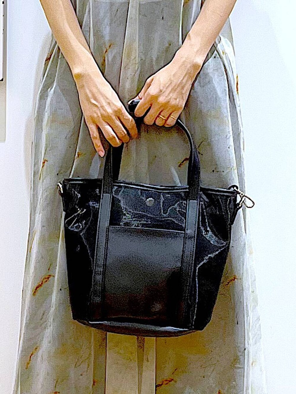 ブラック系のサンダル、ブラック系のトートバッグ、ベージュ系のワンピースを着用したレディースの夏コーディネートの9枚目の写真