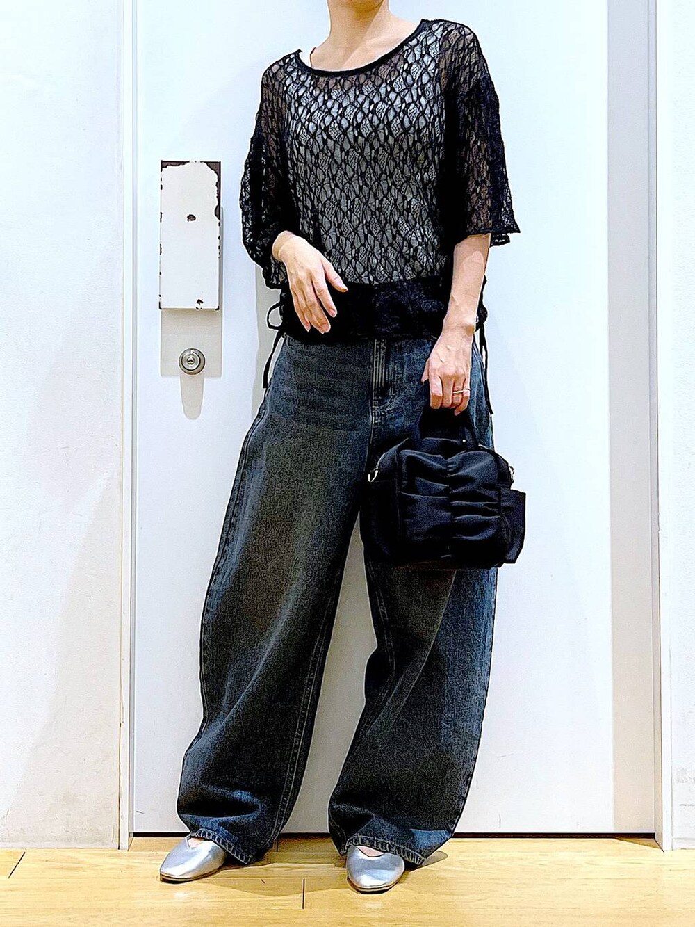 ブルー系のデニムパンツ、シルバー系のパンプス、ブラック系のTシャツ/カットソーを着用したレディースの夏コーディネートの6枚目の写真