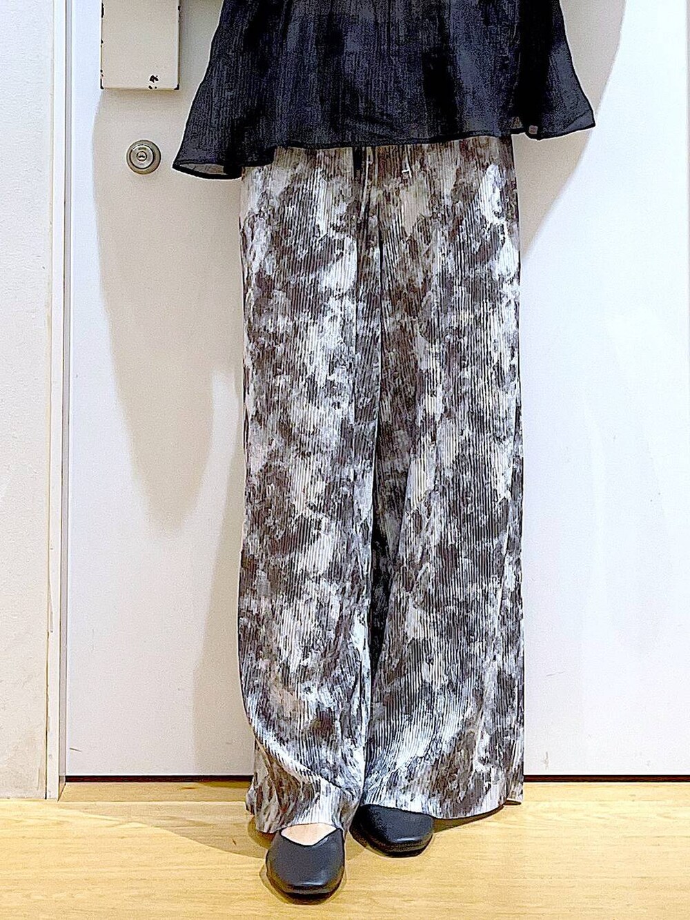 ブラック系のパンプス、その他のショルダーバッグ、ブラック系のシャツ/ブラウスを着用したレディースの夏コーディネートの8枚目の写真